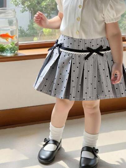 SHEIN 蕾丝波点百褶短裙，专为女童设计。春、秋、夏新款现已上市。这款短裙舒适、可爱、甜美、优雅又不失学院风，是日常穿搭的必备单品。