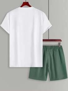 Manfinity CasualCool Conjunto de camiseta de manga corta con cuello redondo y estampado gráfico, y pantalones cortos para uso casual para hombres. Conjunto de atuendos de verano para hombres.