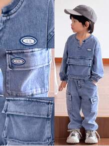 SHEIN 男童时尚百搭舒适圆领、N 领、松紧袖口、大前袋、小徽章、松紧腰、多口袋针织牛仔裤两件套 - 中等水洗藍 - 查看 1