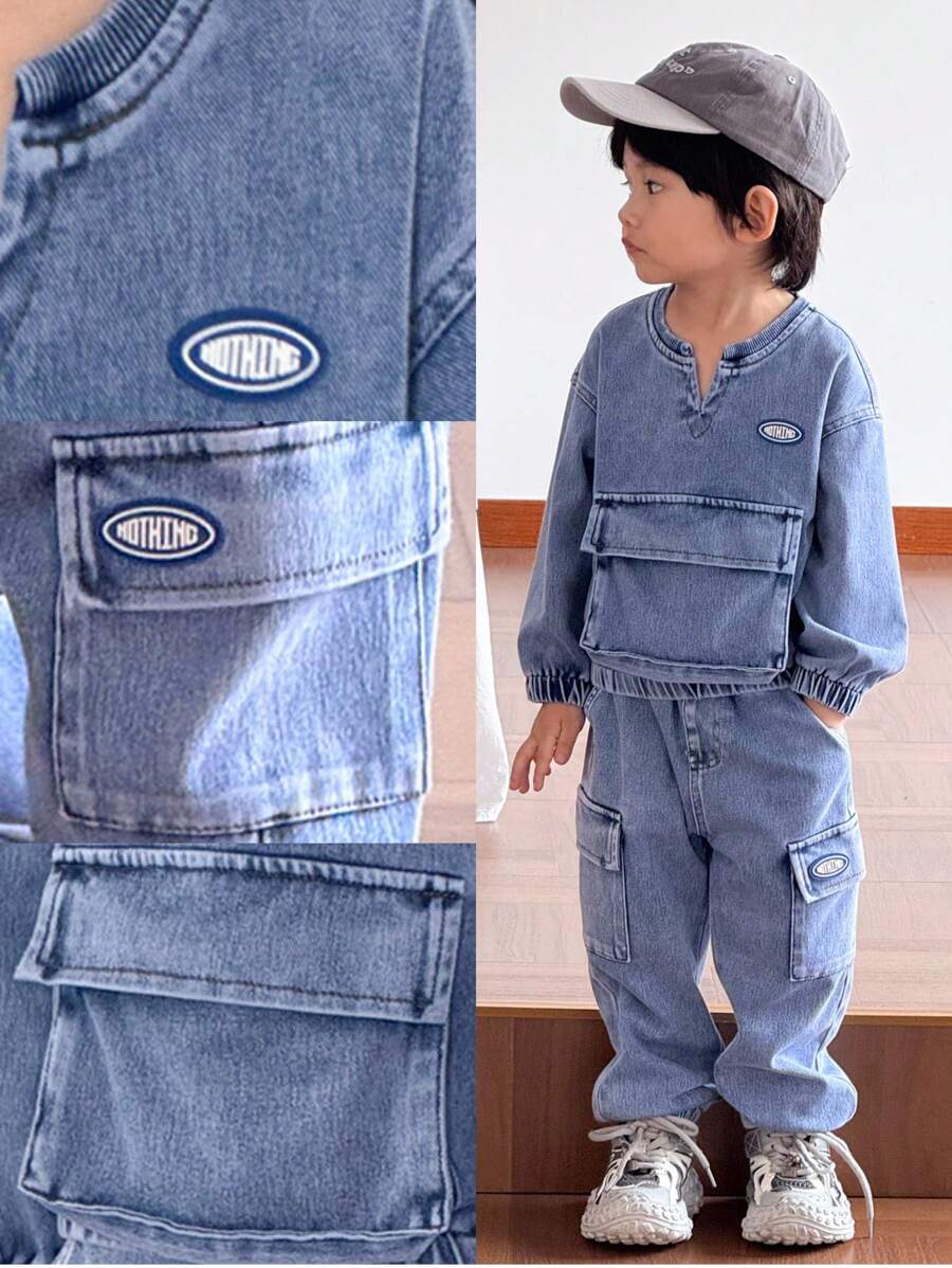 SHEIN 男童时尚百搭舒适圆领、N 领、松紧袖口、大前袋、小徽章、松紧腰、多口袋针织牛仔裤两件套 - 中等水洗藍 - 查看 1