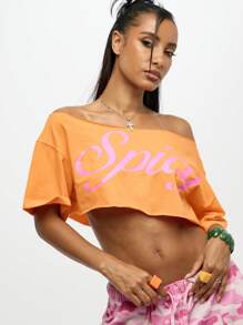 SUMWON WOMEN Off-Shoulder T-Shirt mit grafischem Schriftzug, Festival Crop Top, Sommer Strand Mode Ästhetik Y2K Grunge Lässig Streetwear