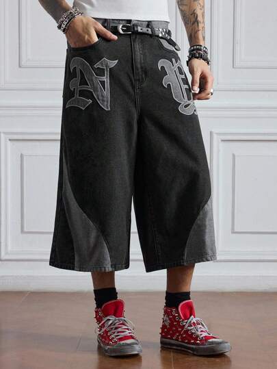 Goth سروال جينز نصف طول رجالي بجيب بطباعة حرف وتباين لون