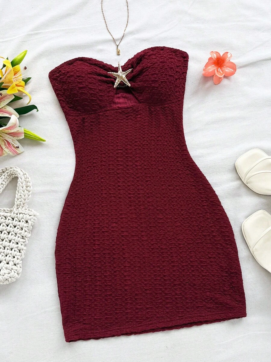 Soleia 女士度假白色针织纹理露肩镂空褶饰金属海星装饰修身迷你连衣裙，性感派对、约会、海滩度假、夏季服装 - 酒紅色 - 查看 1