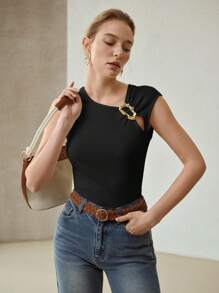 MOTF PREMIUM Maglia asimmetrica con dettagli in metallo e taglio
