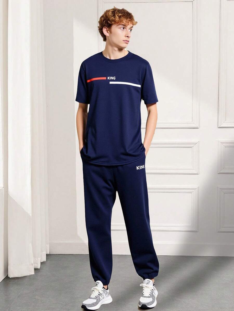 SHEIN 2入組少年男孩鬆身休閒英文字印花T恤和針織口袋長褲套裝，簡約百搭日常穿搭 - 藍色 - 查看 1