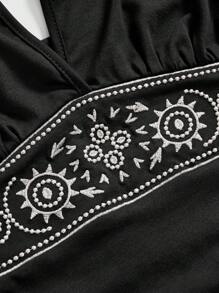 ROMWE Hippie 性感夏日度假露背系带蝴蝶结刺绣花卉低胸咖啡色女式背心 - 黑色 - 查看 4