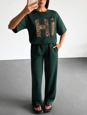 RueChic Damen Grün Relax Bequem Zweiteiler, Leoparden-Muster, Hi Slogan Details T-Shirt und Hose
