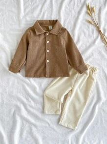 Vintaside Kids 男婴经典棕色两件套 - 长袖纽扣开衫，彰显绅士风度，搭配米色长裤，简约优雅。纯色，无图案，彰显精致设计。适合外出、日常穿着、居家休闲以及社交场合，成为众人瞩目的焦点。 - 彩色 - 查看 4