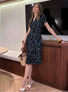 Pariaura Vestido de manga corta con cuello en V, plisado y abotonado con estampado floral romántico - Blanco y Negro - Ver 3