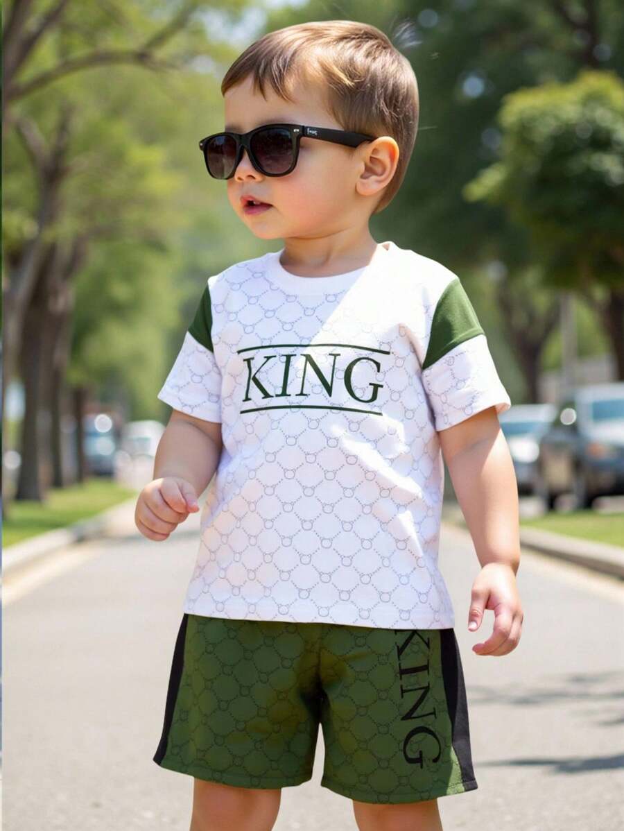 SHEIN Playful Pals 2 件套男婴服装,全身印有熊标志,T 恤带有“KING”文字,短袖 T 恤和短裤套装,适合春夏季日常休闲穿着 - 彩色 - 查看 1