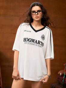HARRY POTTER X SHEIN Camiseta holgada de mujer de cuello en V con estampado de insignia y eslogan, lado a rayas contrastantes y hombros caídos, estilo casual y deportivo para el verano