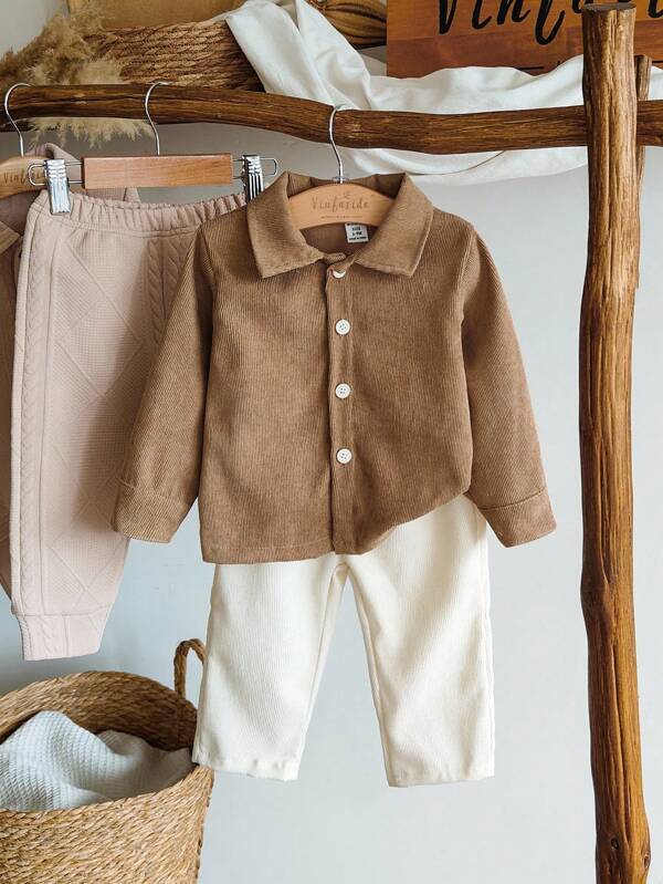 Vintaside Kids Klassisches braunes Zweiteiler-Set für Baby Jungen - kardiganjacke mit kragen, langarm und knöpfen, zeigt einen gentlemen-stil, kombiniert mit beiger hose für ein einfaches, elegantes aussehen. einfarbig, ohne muster, zeigt ein sophistiziertes design. geeignet für ausflüge, alltägliches tragen, freizeitaktivitäten zuhause und gesellige anlässe, um im mittelpunkt zu stehen.
