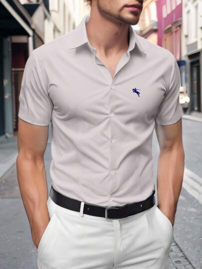 Manfinity Mode Camisa informal de manga corta con un solo abotonado para hombres, con bordado de caballero occidental