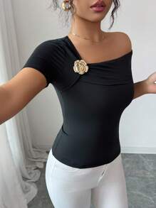 Elenzga 女士金属花朵装饰不对称领口修身短袖 T 恤 - 黑色 - 查看 6