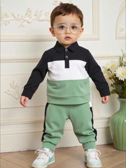 SHEIN 幼儿男童两件套服装 - 拼色 Polo 衫，黑色衣领，正面有纽扣，搭配浅绿色裤子，侧面有黑色条纹，适合上学、户外、返校季