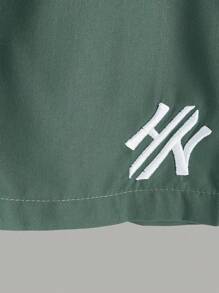 Manfinity CasualCool Conjunto de camiseta de manga corta con cuello redondo y estampado gráfico, y pantalones cortos para uso casual para hombres. Conjunto de atuendos de verano para hombres.