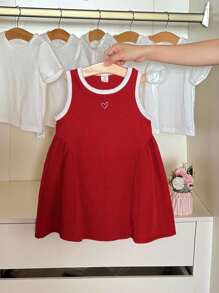 SHEIN Vestido deportivo casual de punto de parche rojo para niñas pequeñas, con costuras asimétricas de bloques de color, adecuado para que las niñas pequeñas jueguen, usen en casa, vacaciones, dulce y lindo - Multicolor - Ver 1