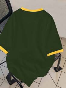 Camiseta de parche para hombres Manfinity Hypemode, con estampado de elementos y letras de fútbol de Brasil en verde y amarillo, manga corta con contraste de color de parche - Verde militar - Ver 2