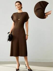 Uhlyne 时尚针织纯色优雅短袖圆领腰部褶饰合身通勤休闲独特连衣裙 - 棕色 - 查看 4