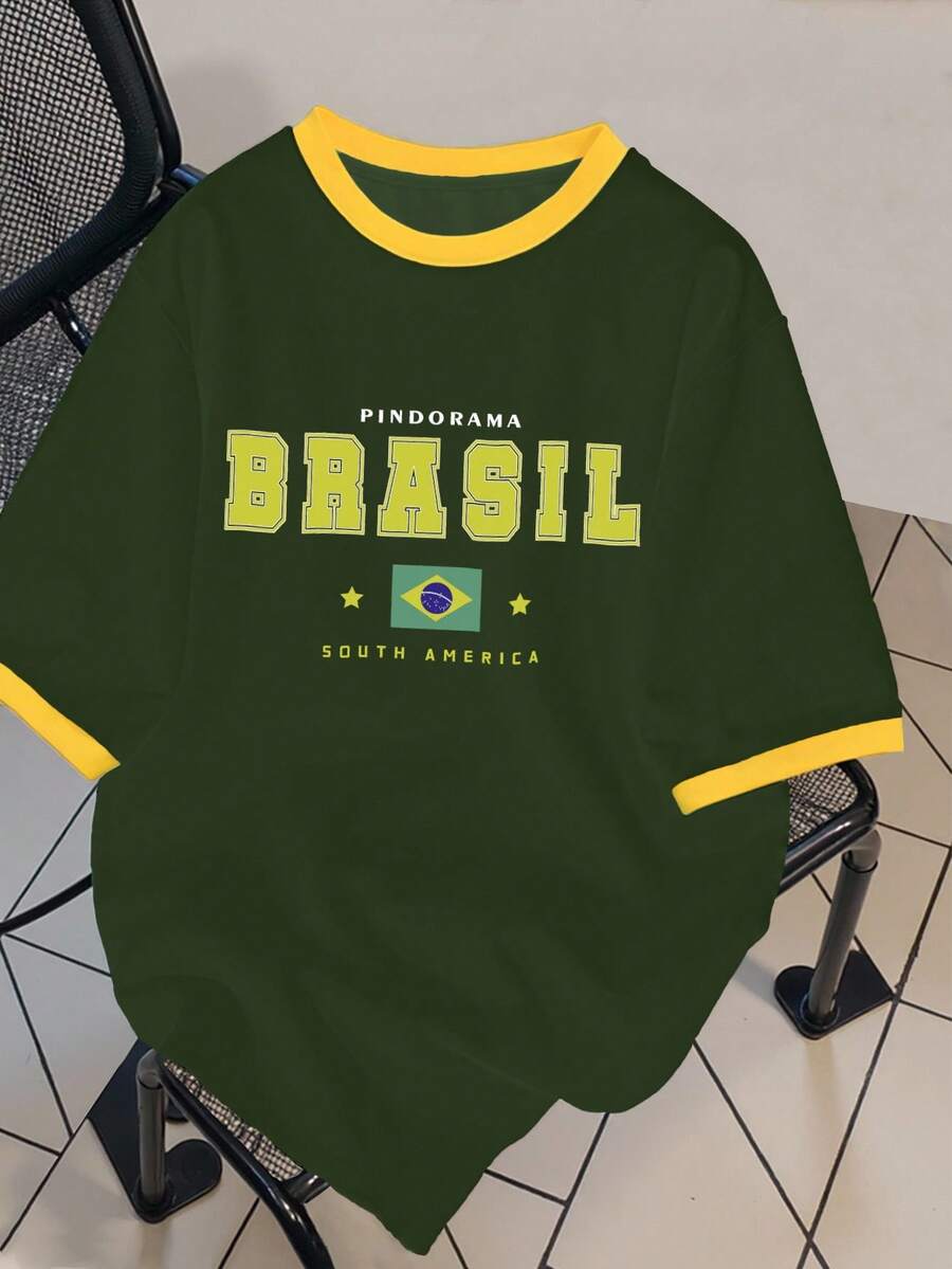 Camiseta de parche para hombres Manfinity Hypemode, con estampado de elementos y letras de fútbol de Brasil en verde y amarillo, manga corta con contraste de color de parche - Verde militar - Ver 1