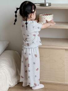 Dazy Kids 2 pièces/set Pyjamas tenues décontractées pour tout-petites filles avec t-shirt à manches courtes col rond imprimé ourson et nœud papillon, et pantalon 3/4 - Gris pâle - Voir 2