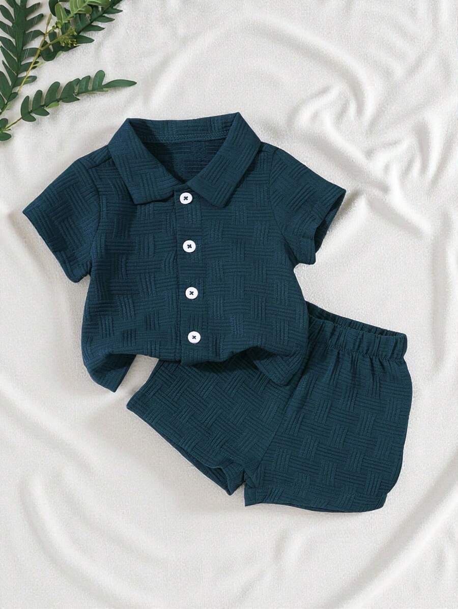 SHEIN Vintaside Kids Conjunto de ropa de calle de camisa y pantalones cortos con textura para niño bebé - Verde Oscuro - Ver 1