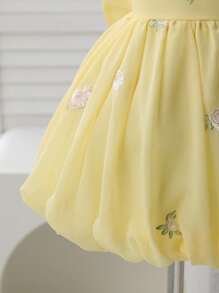 Elladie kids Váy xòe hoa tay lửng cho bé gái. Thiết kế dây nhún bèo, chi tiết nơ ở lưng và chân váy xòe chữ A bồng bềnh đảm bảo sự tự do di chuyển trong khi vẫn giữ được vẻ ngoài thanh lịch. Thích hợp cho các buổi đi chơi, tụ tập bạn bè và tiệc gia đình, giúp bé luôn là tâm điểm chú ý. - Màu vàng - Xem 2