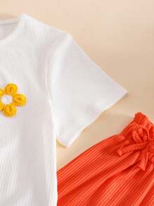 Set de 2 piezas para niñas: Camiseta de manga corta y cuello redondo blanca con decoración floral colorida emparejada con pantalones anchos de pierna ancha con volantes naranja, adecuado para uso de ocio en verano