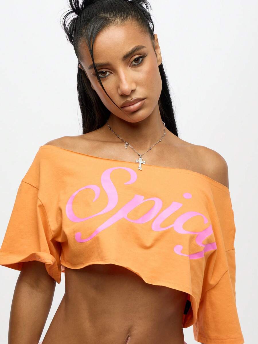 SUMWON WOMEN Off-Shoulder T-Shirt mit grafischem Schriftzug, Festival Crop Top, Sommer Strand Mode Ästhetik Y2K Grunge Lässig Streetwear