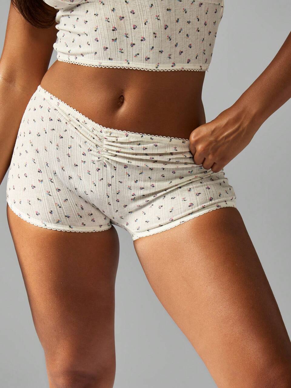 MISSGUIDED Conjunto de Pijama com Estampa Floral Miúda, Top Cropped Tipo Camiseta com Renda, Shorts Curtos, Roupa de Dormir, Roupa de Estar em Casa, Lingerie Primavera Verão
