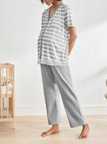 SHEIN BloomMama Conjunto de pijama para madre con camiseta a rayas de encaje y pantalones de color puro para maternidad