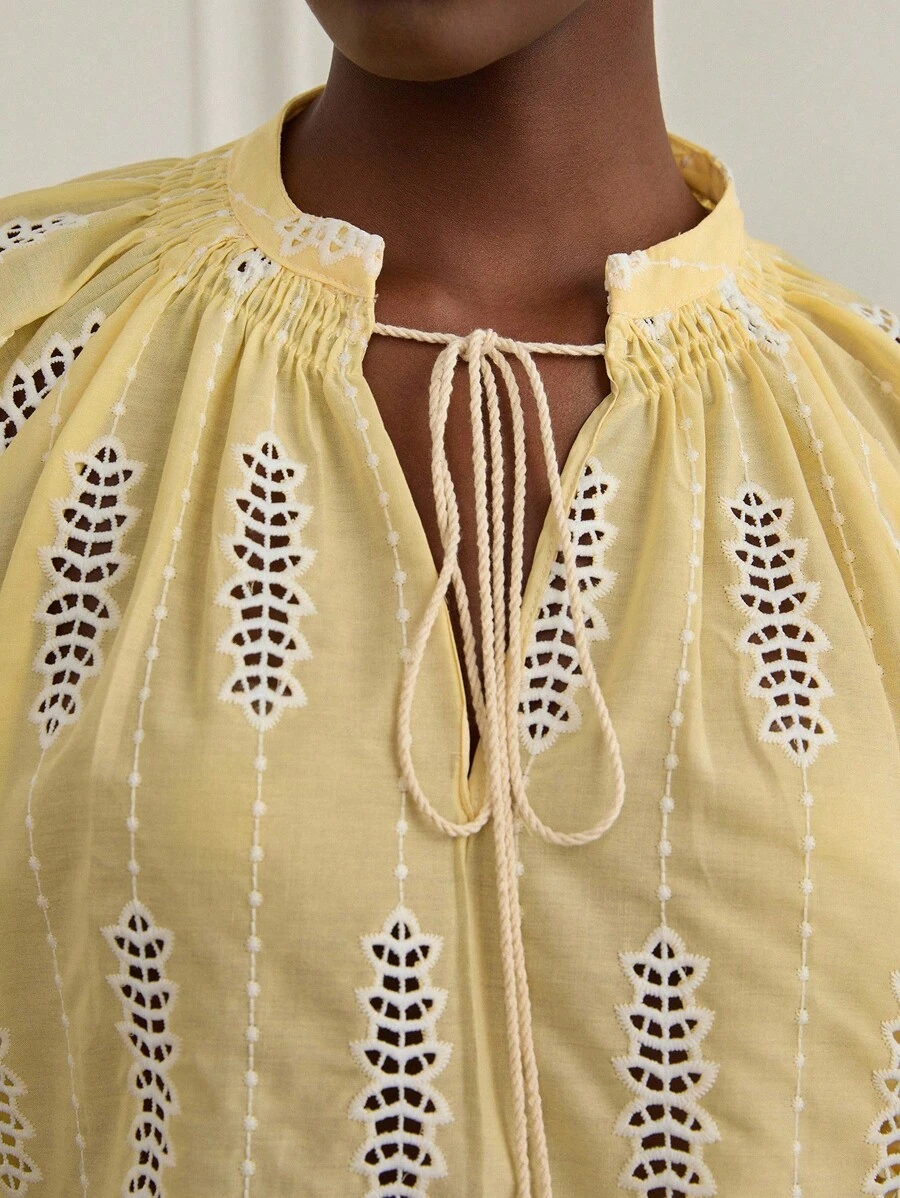 SHEIN Privé Blouse à manches longues style bohème avec col lavallière, en couleur contrastée, avec broderie ajourée, de couleur crème et jaune, pour femmes - Multicolore - Voir 1