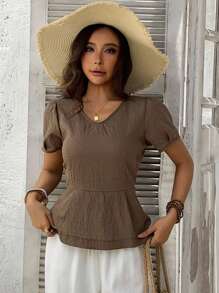 Livesso Blusa con cuello en V, volantes en el bajo y manga corta, color liso, para el verano