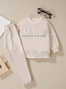 SHEIN Set de 2 piezas para niño joven: Camiseta de manga larga holgada con cuello redondo y estampado de letras distintivo, y pantalones con cordón de ajuste relajado. Conjunto versátil para diario, adecuado para volver al colegio y temporada deportiva, en color beige
