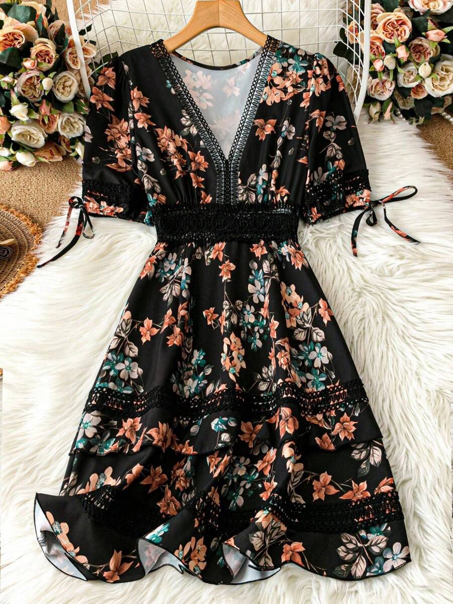 SHEIN PETITE Plus Size Women's Floral Print Contrast Color Lace V-Neck Casual Holiday Invisible Zipper Tie-Up Accent Short Sleeve Elegant Dress