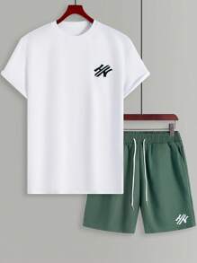 Manfinity CasualCool Conjunto de camiseta de manga corta con cuello redondo y estampado gráfico, y pantalones cortos para uso casual para hombres. Conjunto de atuendos de verano para hombres.