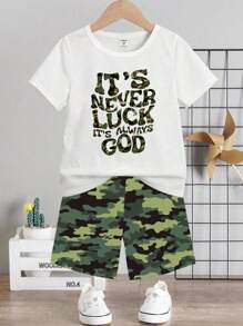 SHEIN 两件套年轻男孩休闲创意迷彩元素趣味口号图案印花短袖 T 恤和短裤套装，夏季