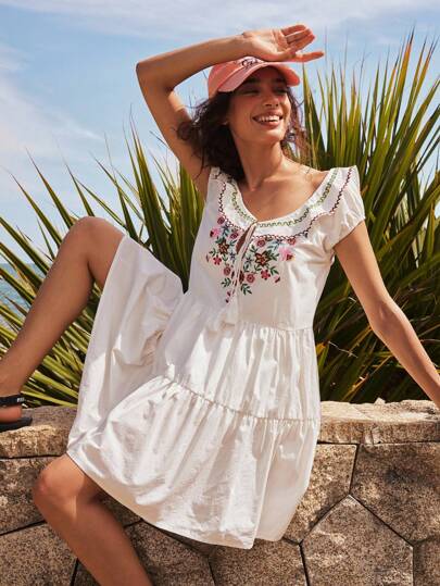 Bohemela 花卉刺绣荷叶边下摆度假休闲连衣裙