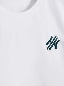 Manfinity CasualCool Conjunto de camiseta de manga corta con cuello redondo y estampado gráfico, y pantalones cortos para uso casual para hombres. Conjunto de atuendos de verano para hombres.