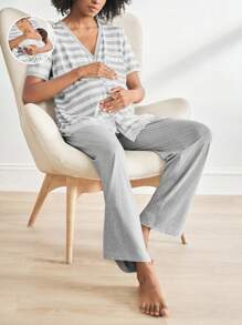 SHEIN BloomMama Conjunto de pijama para madre con camiseta a rayas de encaje y pantalones de color puro para maternidad