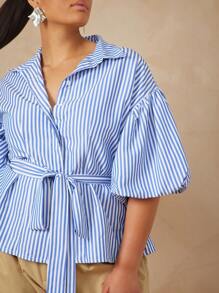 Vixey 条纹泡泡袖褶皱后背纽扣式办公室衬衫，配有系带腰带