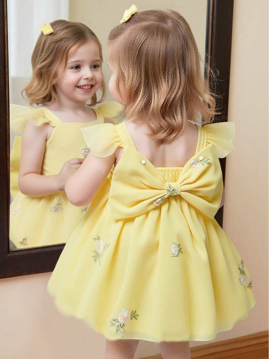 Elladie kids Váy xòe hoa tay lửng cho bé gái. Thiết kế dây nhún bèo, chi tiết nơ ở lưng và chân váy xòe chữ A bồng bềnh đảm bảo sự tự do di chuyển trong khi vẫn giữ được vẻ ngoài thanh lịch. Thích hợp cho các buổi đi chơi, tụ tập bạn bè và tiệc gia đình, giúp bé luôn là tâm điểm chú ý. - Màu vàng - Xem 1
