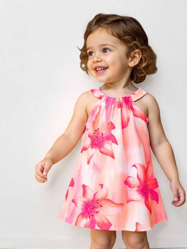 SHEIN Playful Pals Rochie camisol cu imprimeu floral și decolteu halter pentru fetițe. Produse noi pentru primăvară, toamnă și vară sunt acum pe piață. Este confortabilă, stilată, drăguță, dulce, elegantă, casual și potrivită pentru vacanțe. Este un accesoriu indispensabil pentru ținuta zilnică.