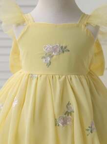 Elladie kids Váy xòe hoa tay lửng cho bé gái. Thiết kế dây nhún bèo, chi tiết nơ ở lưng và chân váy xòe chữ A bồng bềnh đảm bảo sự tự do di chuyển trong khi vẫn giữ được vẻ ngoài thanh lịch. Thích hợp cho các buổi đi chơi, tụ tập bạn bè và tiệc gia đình, giúp bé luôn là tâm điểm chú ý. - Màu vàng - Xem 5