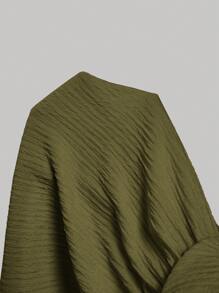 SHEIN MOD 橄榄绿色 V 领褶饰腰部短款连体裤，适合大码女款