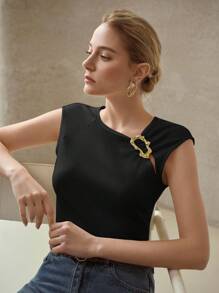 MOTF PREMIUM Maglia asimmetrica con dettagli in metallo e taglio