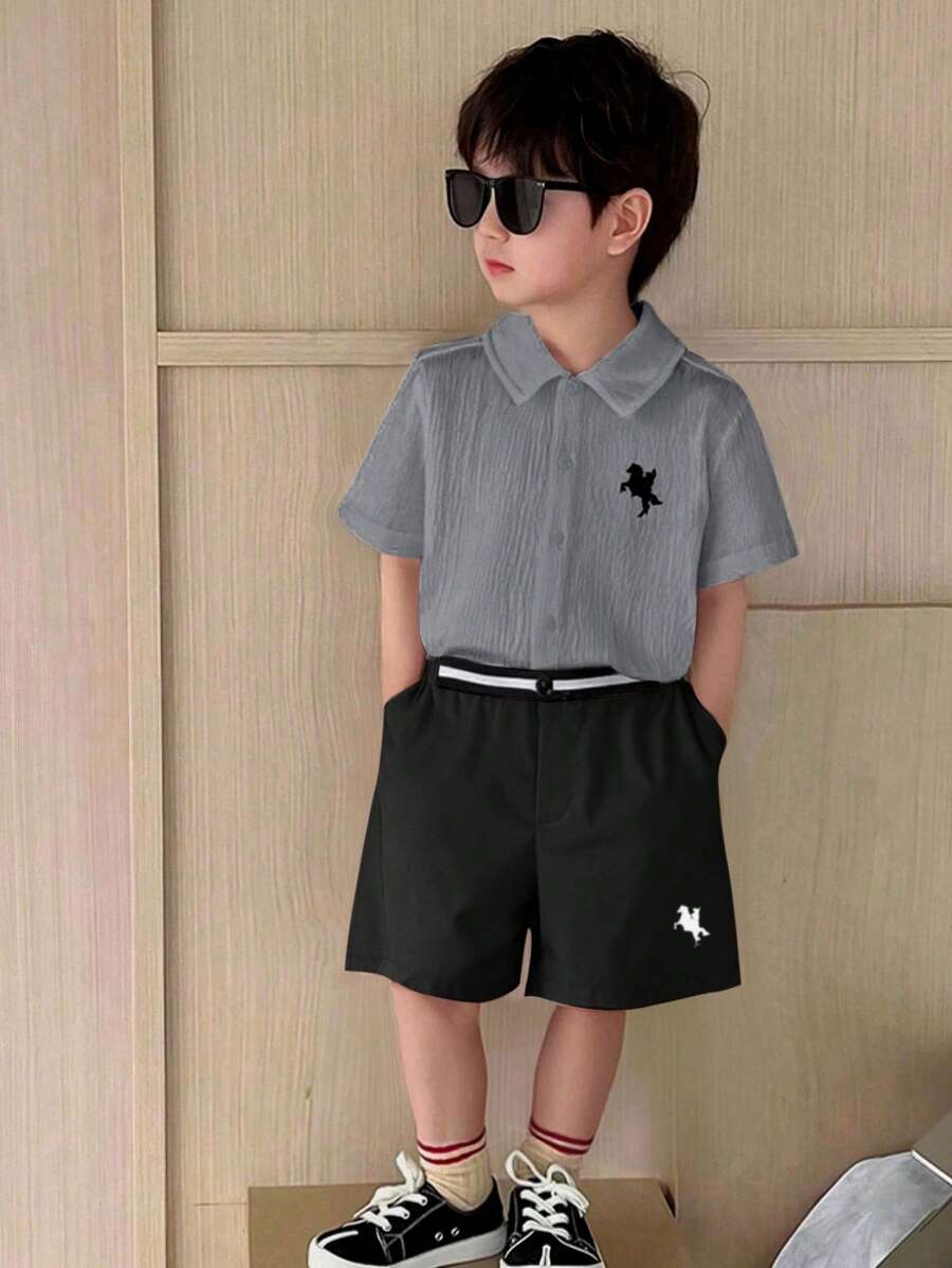SHEIN 2 件套年轻男孩学院风休闲日常舒适白色 Polo 衫和短裤套装,小马装饰,适合学校、聚会、春夏季、返校服装 - 灰色 - 查看 1