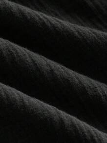 Ontre 这款舒适的黑色棉混纺中长连衣裙专为少女设计，采用时尚的V领和可爱的荷叶边袖口。这款休闲连衣裙还饰有优雅的白色花卉刺绣细节。