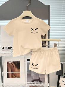 SHEIN 2 件套男婴时尚酷炫脸和字母印花短袖 T 恤和短裤套装，适合夏季外出 - 杏色 - 查看 3