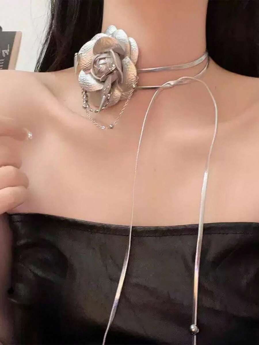 SHEIN ICON 甜美酷炫银色皮革3D山茶花链铆钉项链 - 銀色 - 查看 1